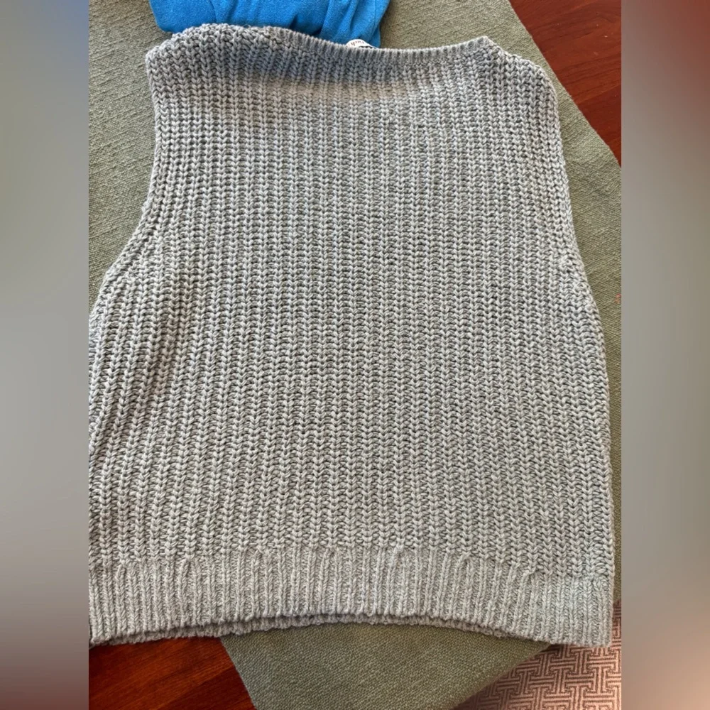 Abercrombie & Fitch sage sleeveless knit sweater— like new! - Picture 3 of 3